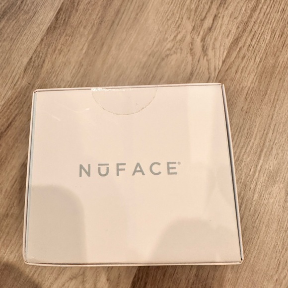 NEW- NuFace Mini - Picture 3 of 3